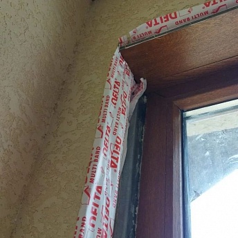 Установили дверь под ключ с наличниками и откосами зол дуб.