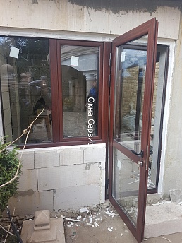 Складная дверь по типу "гармошка" и распашные окна и двери из теплого алюминия фирмы Alumil.  4