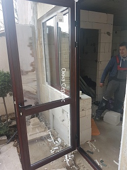 Складная дверь по типу "гармошка" и распашные окна и двери из теплого алюминия фирмы Alumil.  �5